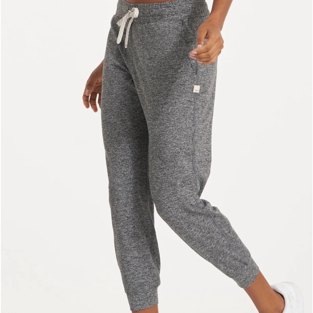 Vuori Performance Jogger in Heather Grey, size small